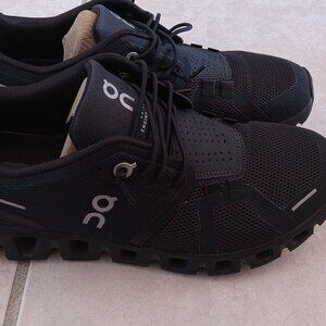 Womens ON Running Cloud shoe size 6